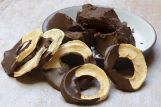 Chocolate-covered apple rings, chocolate icing