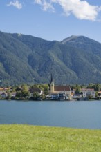 View from Point of the village with the parish church of St. Lawrence, behind Wallberg,