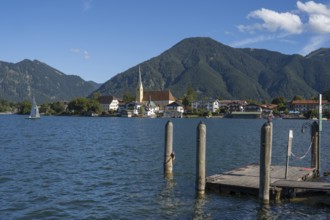 View from Malerwinkel of the village with parish church of St. Lawrence, behind Wallberg,