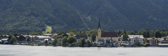 View from the Point peninsula of the district of Egern, parish church of St. Lawrence, behind