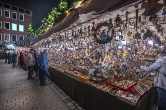 Stand with Christmas decorations at the Christkindlesmarkt, Hauptmarkt, Nuremberg, Middle