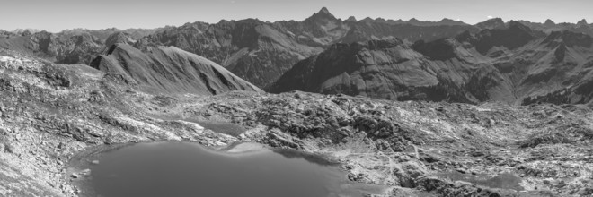 Mountain panorama over Laufbichlsee, behind it the Hochvogel, 2592m, Allgäu Alps, Allgäu, Bavaria,
