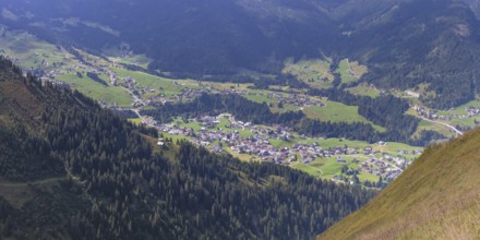 Panorama from the Fellhorn mountain trail, 2037 m, to Söllereck, 1706 m, to Mittelberg in