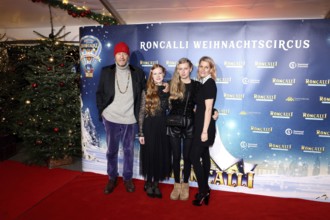 Actor Reiner Schöne with his woman Anja and children Charlotte-Sophie and Olivia, Premiere Roncalli