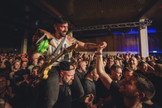 Guitarist Ramin Tehrani from Engst live in the audience on 10-year anniversary tour Tour at