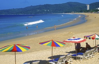 People, umbrellas and sun loungers at Karon Beach, two years in front of the tsunami, Ko Phuket,