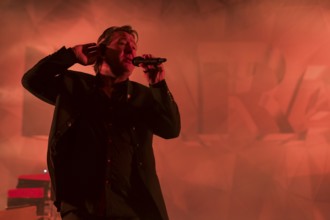 Claudius Dreilich, singer of Karat live on 50 years of KARAT tour in Berlin's Max-Schmeling-Halle