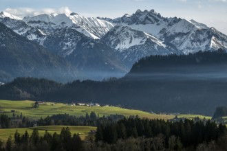 View of mountains in the Allgäu Alps from Bolsterlang, in the middle of Kratzer, Oberstdorf,