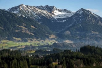 View from Bolsterlang into the Illertal and mountains of the Allgäu Alps, behind Entschenkopf,