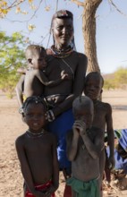 Woman with children, Hakaona tribe, also Havakona or Hakawona, near Opuwo, Kunene, Namibia