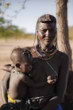 Woman with child, Hakaona tribe, also Havakona or Hakawona, near Opuwo, Kunene, Namibia