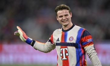 Warm-up Training Goalkeeper Jonas Urbig FC Bayern Munich FCB (40) smiles Gesture Gesture Allianz