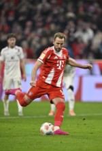 Goal kick Action Goal chance Harry Kane FC Bayern Munich FCB (09) on penalty, penalty kick Allianz