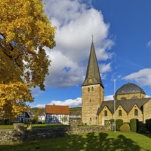 Pfarrkirche Sankt Blasius im Herbst, Balve, Sauerland, North Rhine-Westphalia, Germany