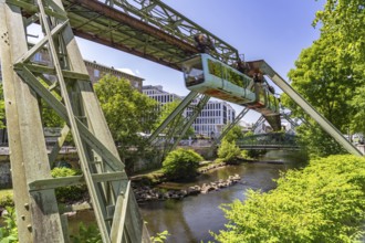 Schwebebahn und Fluss Wupper in Elberfeld, Wuppertal, North Rhine-Westphalia, Germany