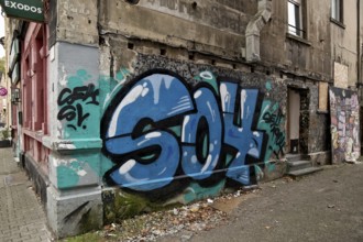 Decaying façade smeared with graffiti, scrap property in a difficult district, Gelsenkirchen, Ruhr