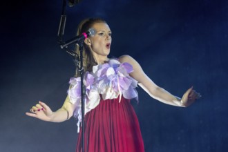 Nicola Rost, lead singer, Laing, electro soul pop, D, The Big Gala 2025, live on 13.12.2025,