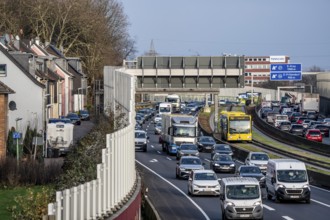 Residential buildings directly on the A40 motorway, noise barrier, heavy traffic near the Essen-Ost