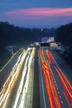 Evening traffic on the A52 motorway, between Düsseldorf and Essen, in front of the Breitscheid