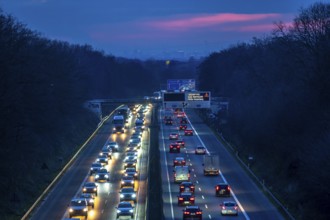 Evening traffic on the A52 motorway, between Düsseldorf and Essen, in front of the Breitscheid