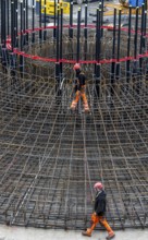 Assembly of reinforcing steel for the reinforced concrete foundation of a wind turbine, a mesh of