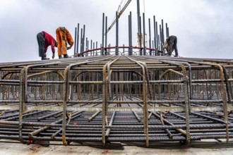 Assembly of reinforcing steel for the reinforced concrete foundation of a wind turbine, a mesh of