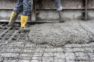 Concreting, concreting the foundation of a wind turbine, concrete pump hose, more than 600 cubic