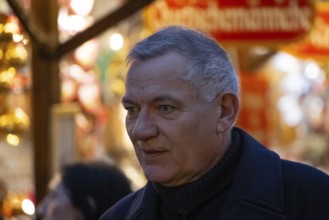 Politician Jan van Aken (Die Linke) visits the Frankfurt Christmas market in the evening,