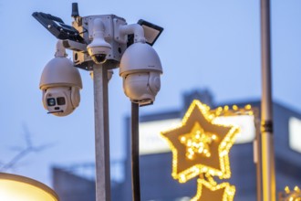 Video surveillance at the Christmas market in downtown Duisburg, Königstraße, by a private security