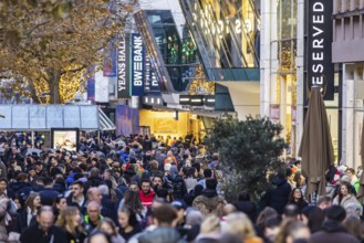 Busy shopping street in Stuttgart. On the first weekend of Advent, visitors flock through the
