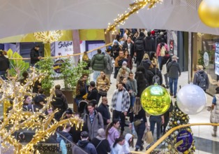 Christmas shopping at the Milaneo shopping center in Stuttgart. On the first weekend of Advent,
