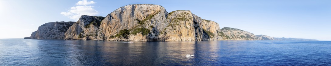 Panorama, motor boat rides in front of picturesque rocky coast ImmorgenLicht, cliffs, Golfo di