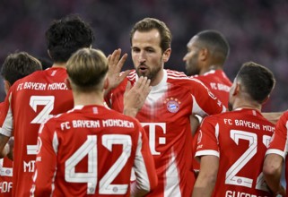 Goal cheers Harry Kane FC Bayern Munich FCB (09) Min-jae Kim FC Bayern Munich FCB (03) Lennart Karl