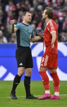 Harry Kane FC Bayern Munich FCB (09) talking with referee Felix Zwayer Allianz Arena, Munich,