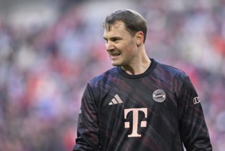 Warm-up training goalkeeper Manuel Neuer FC Bayern Munich FCB (01) portrait with moustache, Allianz