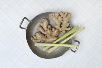 Ginger, ginger tubers and lemongrass with peel