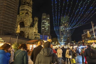 Christmas market on Breitscheidplatz, at the Memorial Church, Christmas decoration, light