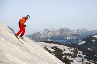 Skiers, downhill Hohe Salve, back Loferer Steinberge, SkiWelt Wilder Kaiser Brixenthal, Hochbrixen,