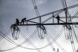 Work on a 380 kV high-voltage overhead line, new construction, along the A57 motorway, near