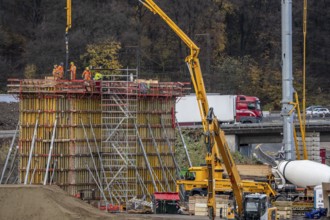 Concreting of a new bridge pillar at the Duisburg-Kaiserberg motorway junction, complete conversion