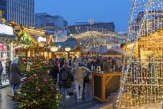 Pre-Christmas time, visitors to de, Christmas market in downtown Essen, on Kennedyplatz, the market
