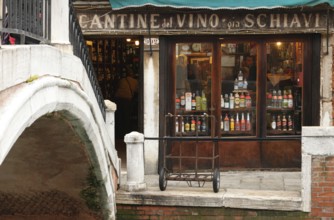 Bàcaria Al Bottegon, small pub where you drink wine or spritz and eat the cicchetti Veneziani,