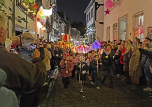 Martin procession of schoolchildren with lanterns on Alte Schulstraße in the evening, Old Town,