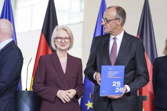 Prof. Dr. Monika Schnitzer (Chair of the Council of Experts) and Friedrich Merz (Federal Chancellor