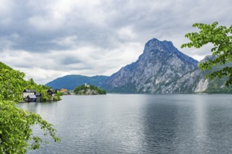 The village of Traunkirchen with the Johannesberg Chapel on Lake Traunsee, on the right the