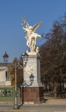 The shadow of a street lamp on the pedestals of the group of figures on the Schlossbrücke, Unter