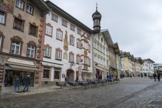 Gabelhäuser mit Lüftlmalerei in der Marktstraße, pedestrian zone, Altstadt, Bad Tölz, Upper