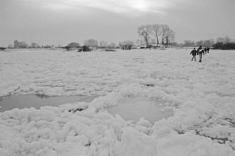 People walk across ice rink, frozen Elbe, Bleckede, Lower Saxony, Germany, January 03, 1997,