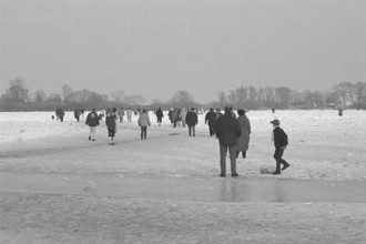 People walk across ice rink, frozen Elbe, Bleckede, Lower Saxony, Germany, February 9, 1996,