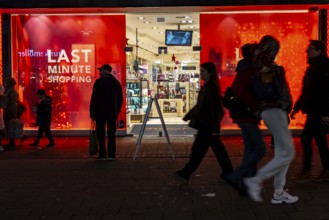 Full city center, shopping street, Kettwiger Straße pedestrian zone in Essen, shop window of a